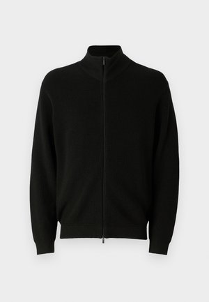 Čierny zipsový sveter s vysokým golierom, rebrovanou textúrou a dlhými rukávmi. Má robustný zips a voľný strih.