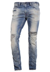 Ljusblå denimjeans med slitna detaljer, inklusive hål och bleka lappar, med en klassisk rak passform och femfickdesign.