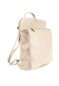Beige leren rugzak met een gestructureerde afwerking, voorzien van een hoofdcompartiment en een voorvak, beide met ritsen in goudkleur.