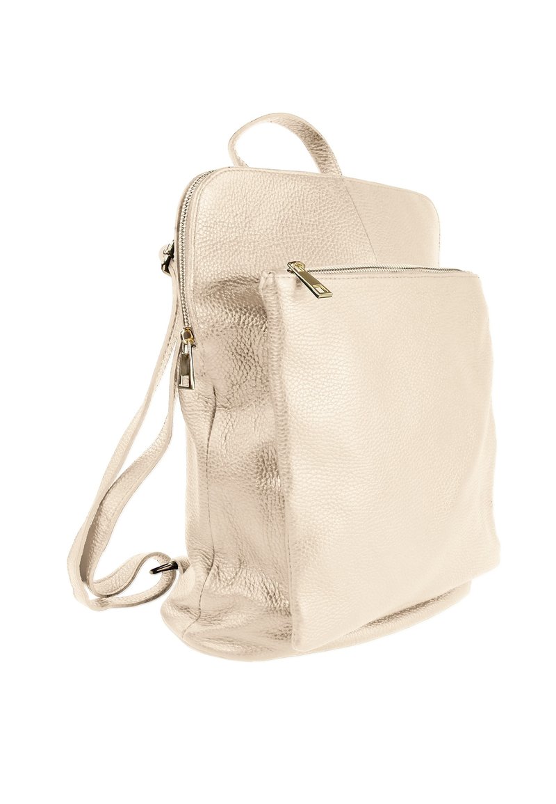 Beige leren rugzak met een gestructureerde afwerking, voorzien van een hoofdcompartiment en een voorvak, beide met ritsen in goudkleur.