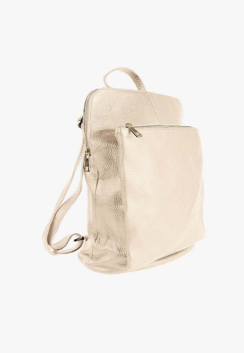 Beige leren rugzak met een gestructureerde afwerking, voorzien van een hoofdcompartiment en een voorvak, beide met ritsen in goudkleur.