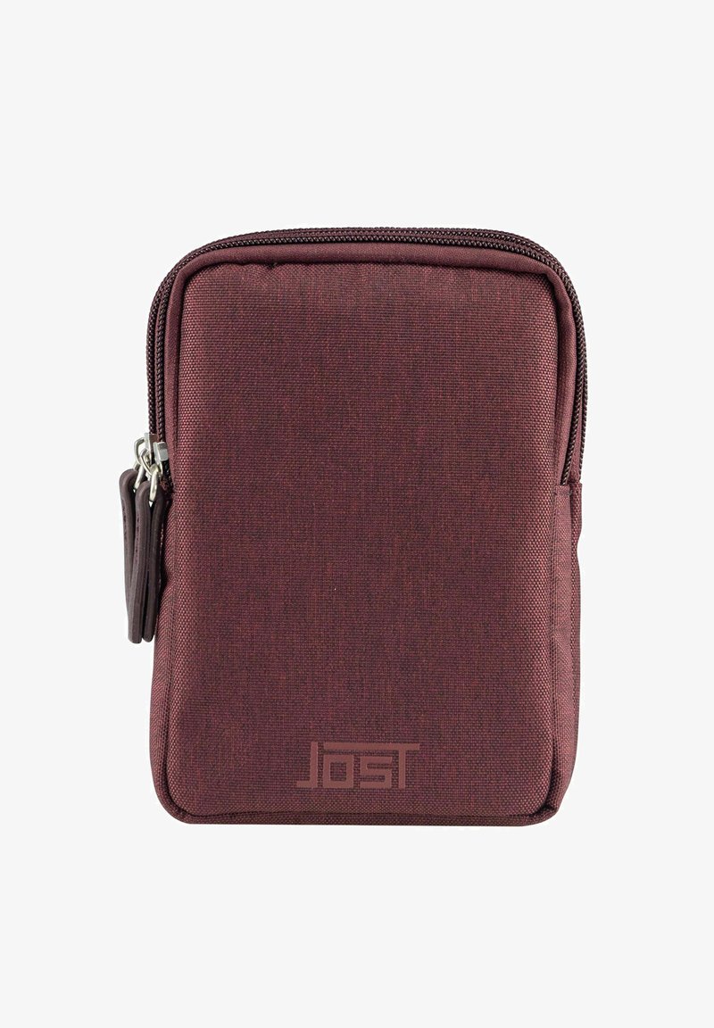 Bolsa de tela burdeos con textura suave y cierre de cremallera. Presenta un pequeño logo grabado en la parte inferior. Forma cuadrada compacta.