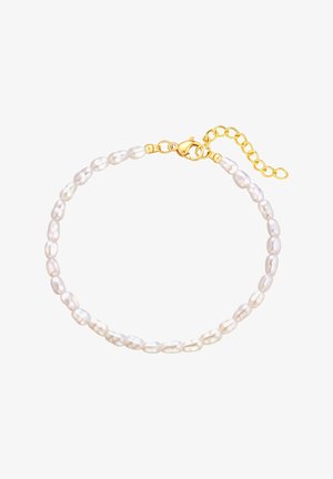 Armband aus weißen Süßwasserperlen in ovaler Form, mit einem goldenen Karabinerverschluss und einer verstellbaren Kettenverlängerung. Glatte, polierte Textur.