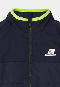 Dunkelblau gesteppte Jacke mit neongrüner Kragenverzierung, vorderem Reißverschluss und einem weißen Logo-Patch mit der Aufschrift "Vingino" auf der Brust.