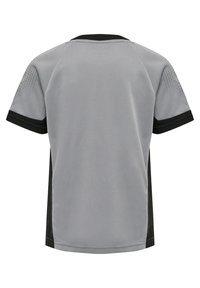 Grijze sportjersey met korte mouwen, zwarte accenten op de mouwen en zijkanten, en een gestructureerd patroon op de schouders.