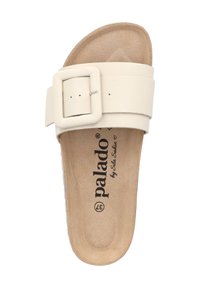 Witte schuif sandaal met een brede band en grote vierkante gesp. Zachte beige voetbed met de merknaam in het zwart gedrukt. Glad oppervlak.