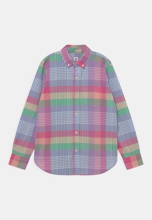 Camisa de manga larga con botones, con un patrón a cuadros pastel multicolor y un único bolsillo en el pecho, mostrada extendida sobre un fondo blanco.