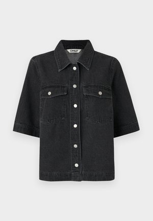 Chemise en denim noir à manches courtes, avec un col pointu, deux poches poitrine et des fermetures à boutons métalliques. Texture lisse.