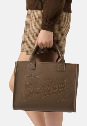 Borsa tote marrone con texture e testo in rilievo "Dreaming of Saint Barth Paradise", dotata di due manici robusti e forma rettangolare.