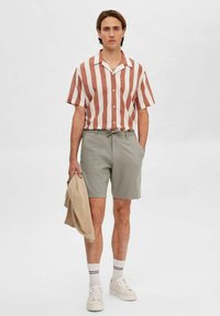 Selected Homme SLHREGULAR BRODY - Shorts - vetiver