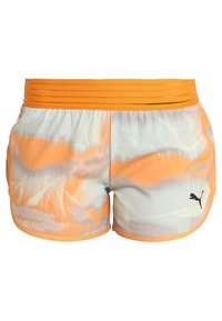 Oranssin ja harmaan kuvioidut urheilushortsit, joissa on kiinteä oranssi joustava vyötärönauha ja musta logo. Valmistettu kevyestä, hengittävästä materiaalista.