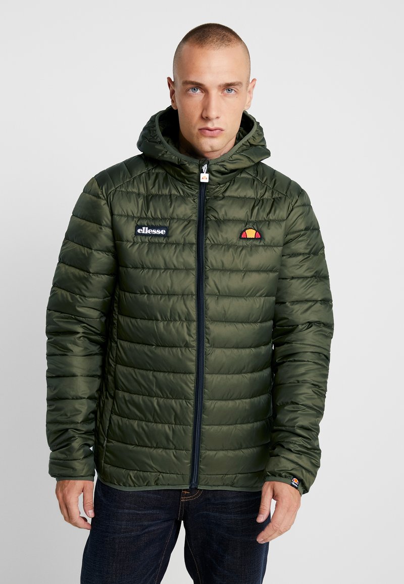 Jachetă puffer verde oliv cu fermoar pe față și glugă. Prezintă cusături orizontale, patch cu logo pe piept și manșete elastice.