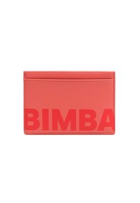 Tarjetero de cuero coral con un gran logo grabado en rojo. Textura suave, cuatro ranuras para tarjetas en un lado, diseño minimalista.