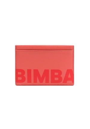 Tarjetero de cuero coral con un gran logo grabado en rojo. Textura suave, cuatro ranuras para tarjetas en un lado, diseño minimalista.