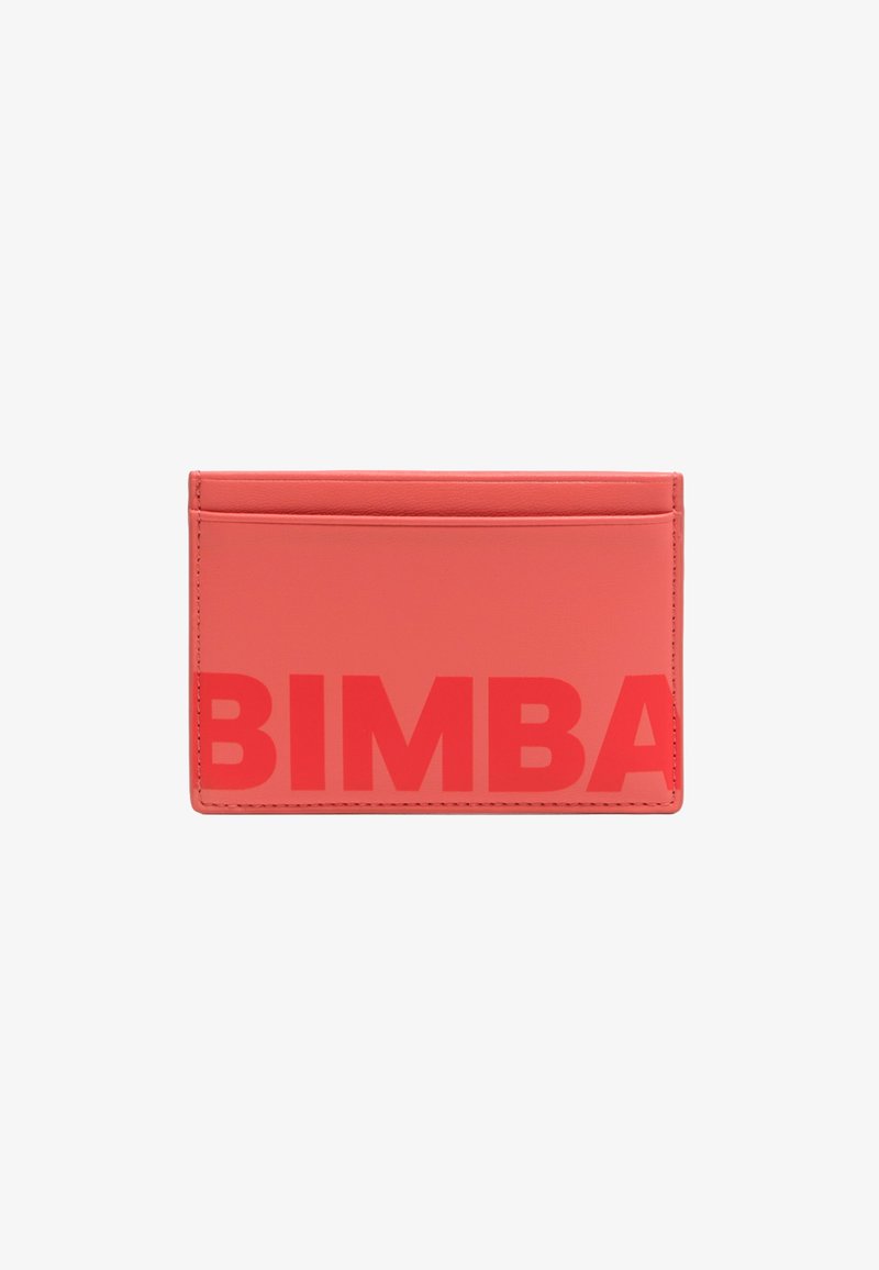 Koraal lederen kaartenhouder met een groot rood reliëflogo. Glad oppervlak, vier kaartsleuven aan één kant, minimalistisch ontwerp.
