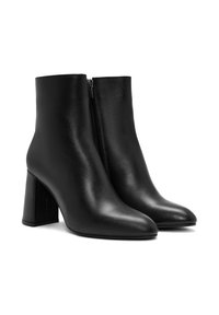 Bottines en cuir noir avec une texture lisse, bout pointu et talon carré. Dotées d'une fermeture éclair sur le côté pour un enfilage facile.