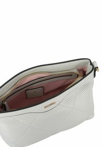 Borsa in pelle trapuntata grigio chiaro con cerniera dorata, bordi neri e fodera interna rosa. Presenta più scomparti per l'organizzazione.