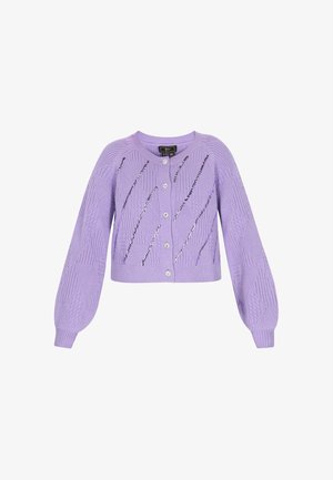 Lilla strikket cardigan med lange pufærmer, diamantmønster og metalliske lodrette striber. Lukkes med tre hvide knapper.