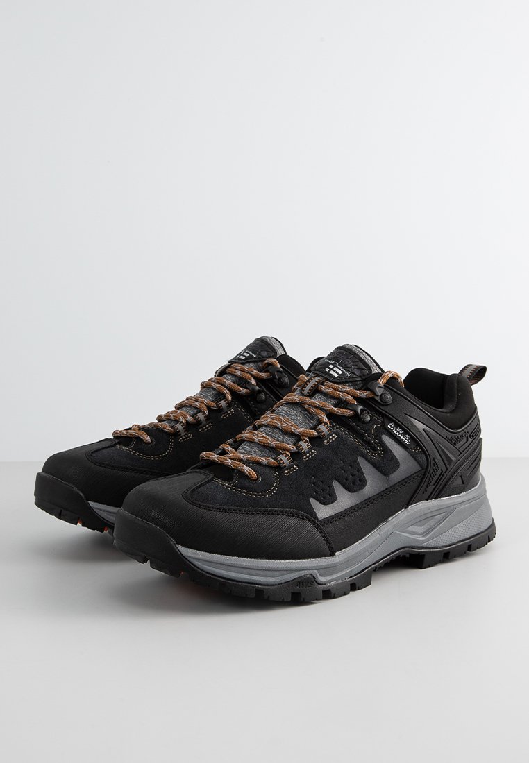 Czarne buty zewnętrzne o teksturowanym wykończeniu, szare akcenty i brązowe sznurowadła. Posiadają solidną podeszwę i wzmocniony obszar palców dla większej trwałości.