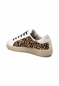 White leather sneakers with black laces, featuring a leopard print panel. Textured side and a beige rubber sole. Small logo on the heel.