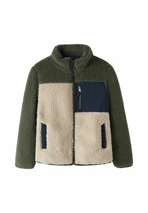 Jakna iz sherpa flisa v olivno zeleni in bež barvi z navpičnim ovratnikom, sprednjim zadrgo, dvema stranskima žepoma in temno modrim prešitim žepom na prsih z zadrgo.