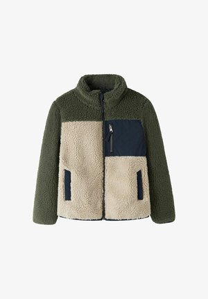 Oliven grøn og beige sherpa fleecejakke med opretstående krave, frontlynlås, to sidelommer og en marineblå quiltet lynlåslomme på brystet.