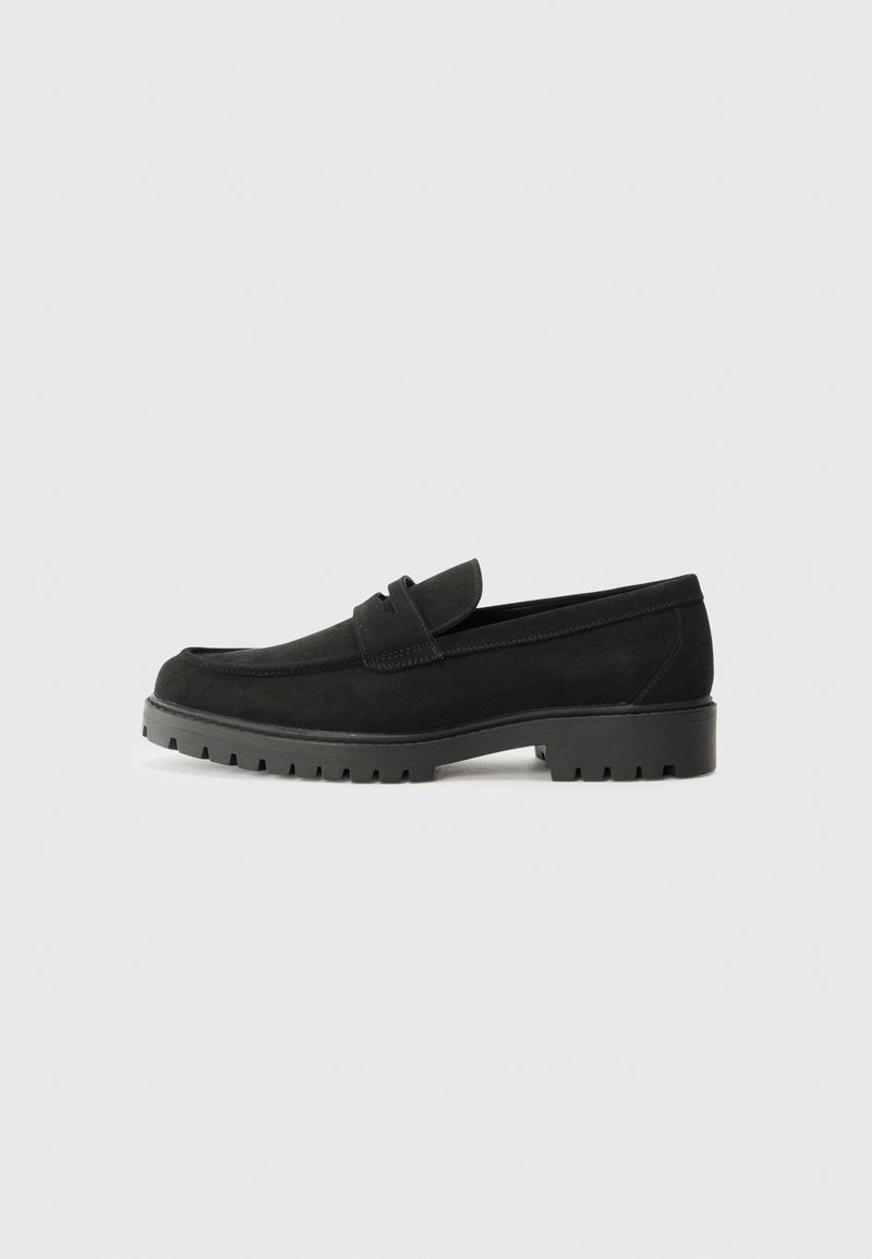 Schwarze Wildlederloafer mit einer runden Spitze, Gummisohle mit Profil und einem schlupfbaren Design mit einem vorderen Riemen.