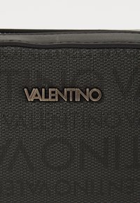 Valentino Bags BILLION - Soma ar siksnu pāri ķermenim - antrac/nero