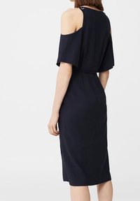 Granatowa sukienka z fasonem na zimne ramiona, krótkimi rękawami i dopasowanym krojem. Posiada boczne rozcięcie oraz subtelny połysk tkaniny.