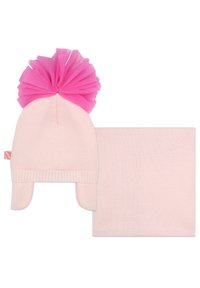 Bonnet en tricot rose avec un large pompon en tulle rose transparent, pattes de chaque côté, associé à une écharpe douce rose assortie.