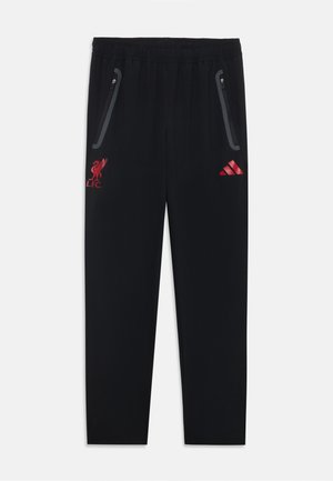 Pantaloni sportivi neri con vita elasticizzata, tasche laterali con zip, caratterizzati dai loghi rossi del Liverpool FC e di Adidas. Tessuto liscio, design slim fit.