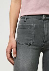 Wrangler FLARE - Zvonové džínsy - frosted fronts