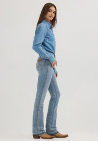 Wrangler WRANGLER X LAINEY WILSON BOOT HUGGER - Jean bootcut - sky wash