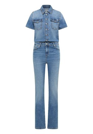 Tenue en denim avec chemise boutonnée à manches courtes avec poches poitrine et jean taille haute, jambes droites, en denim bleu clair.