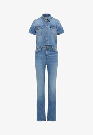 Jeanssæt med kortærmet skjorte med knapper og brystlommer og højtsiddende, lige ben jeans i lyseblå vask.