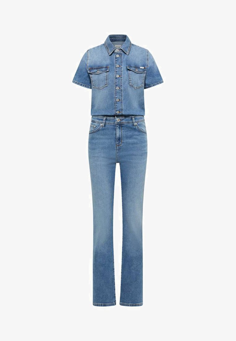 Tenue en denim avec chemise boutonnée à manches courtes avec poches poitrine et jean taille haute, jambes droites, en denim bleu clair.