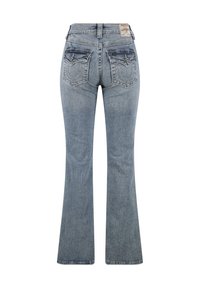 Jasnoniebieskie, wysokowalne dzwony z przeszywanymi tylnymi kieszeniami i skórzaną naszywką z logo na pasku.