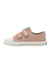 Zapatillas de lona rosas con punta de goma blanca, dos correas de Velcro y un acento azul en el talón. Presentan una parte superior texturizada y rayas en contraste.