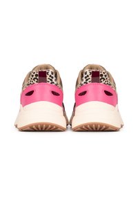 Zapatillas con un tacón de cuero rosa, tela de estampado de leopardo y acentos beige. Cuentan con agujeros recortados y suelas de goma gruesa para mayor tracción.