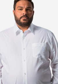 Biała koszula z kołnierzykiem i przednią kieszonką, charakteryzująca się gładką powierzchnią i zapięciem na guziki. Koszula ma długie rękawy i klasyczny krój.