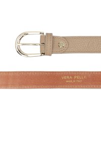 Beiger Leder-Gürtel mit strukturierter Oberfläche, ausgestattet mit einer silbernen Metallschnalle und einem goldenen, eingeprägten Logo mit der Aufschrift "VERA PELLE MADE IN ITALY."