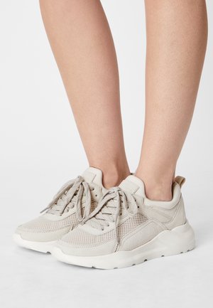 Lichtbeige sportieve sneakers met een textuur van mesh en suède, een ronde neus, veters en een gevoerde zool. Geen zichtbare merken of patronen.