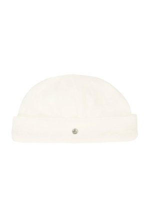 Bonnet en tricot blanc avec une texture douce, présentant un revers et un petit logo gris sur le devant.