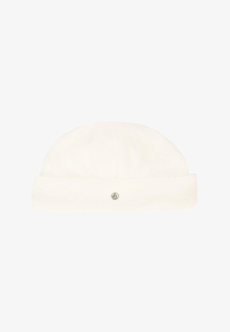 Cappello beanie lavorato a maglia bianco con una texture morbida, caratterizzato da un risvolto e un piccolo dettaglio del logo grigio sul davanti.