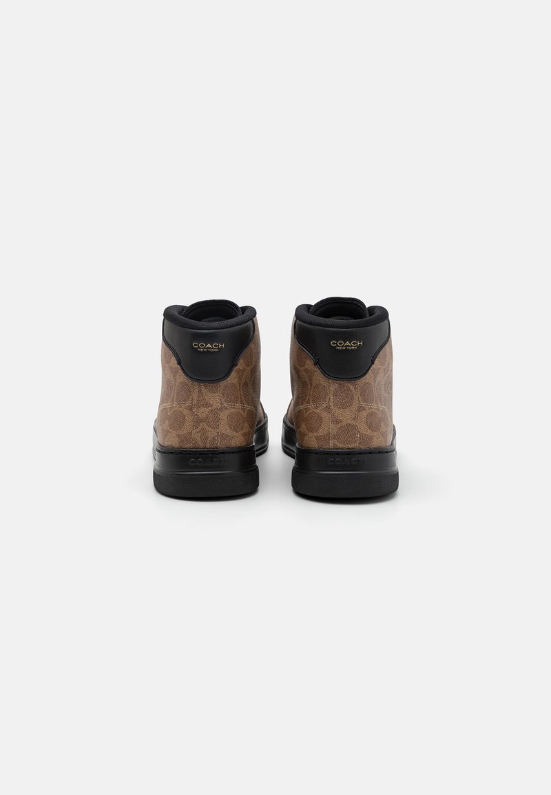 Zapatillas altas de color marrón con estampado, detalles de cuero negro, suelas de goma y marca dorada en el talón, vistas desde atrás.