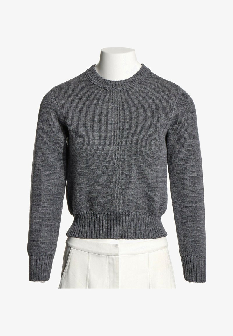 Pull en maille gris à manches longues avec poignets, ourlet et col côtelés, présenté sur un buste de mannequin blanc avec un pantalon blanc.