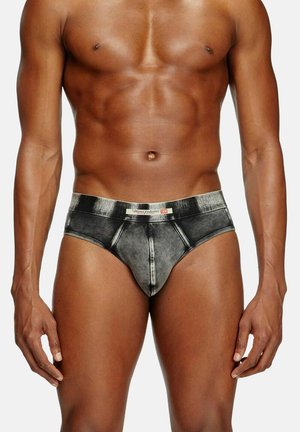 Slip stampato in denim nero e grigio con una cintura più larga caratterizzata da dettagli di logo e cuciture. Il tessuto appare morbido e aderente.