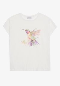 Vit t-shirt i bomull med en färgglad, akvarellstil av en kolibri med mjuka kanter och en avslappnad passform.