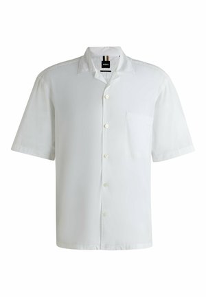 Camicia bianca a maniche corte con bottoni, realizzata in tessuto morbido, dotata di colletto classico, una tasca sul petto e cinque bottoni.