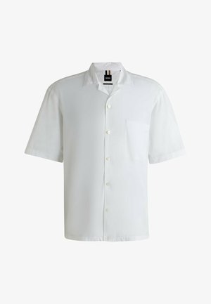 Biała koszula na krótki rękaw z gładkiego materiału, wyposażona w klasyczny kołnierzyk, jedną kieszonkę na piersi oraz pięć guzików.
